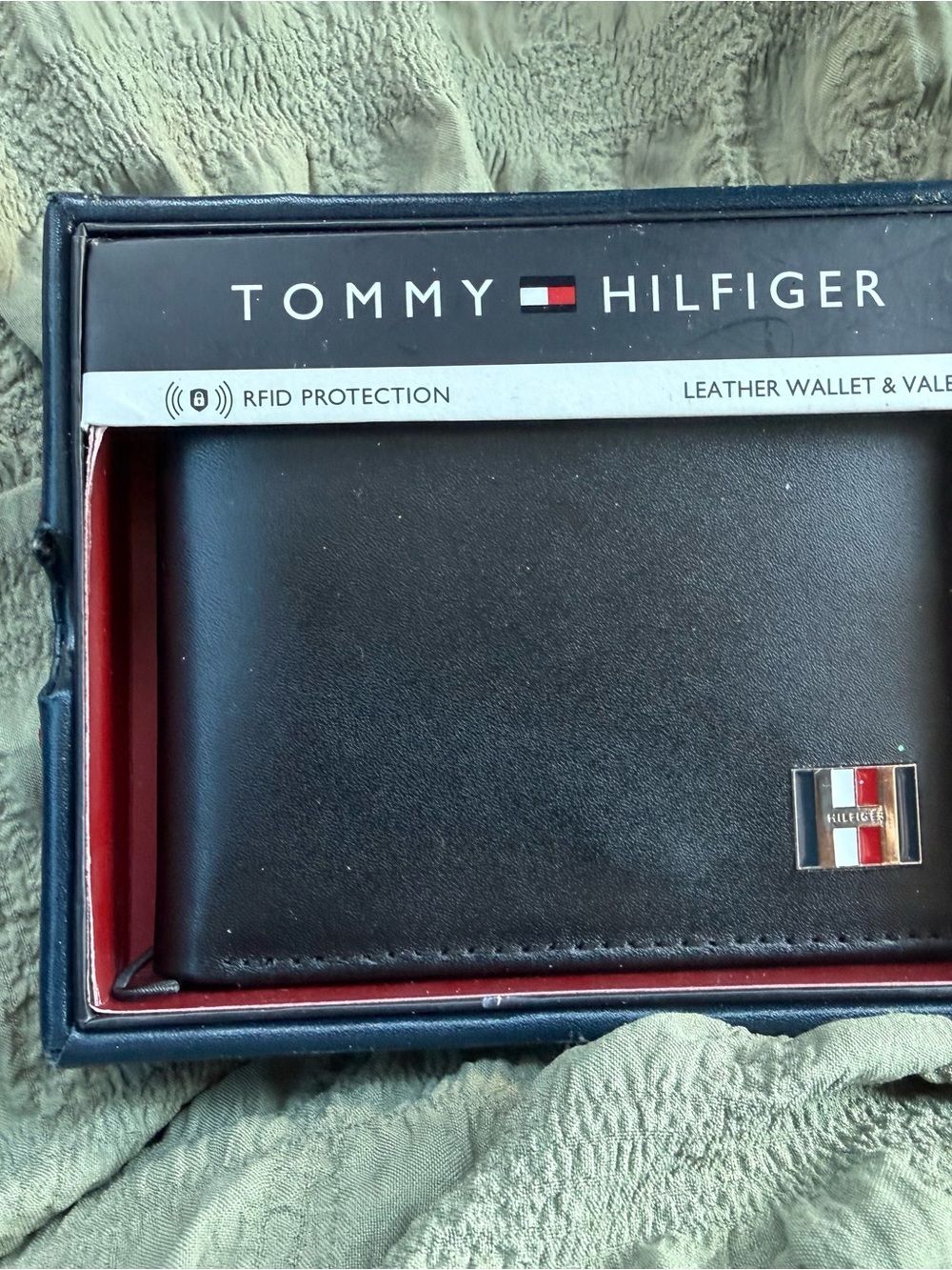 Tommy Hilfiger Black Leather Bi-Fold Card & Key Holder